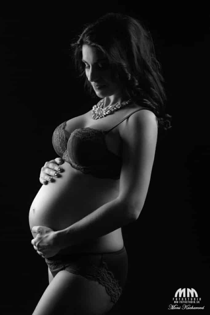 Moni Kucharová tehotenské akty fotenie aktov umelecké tehotenské akty fotoštúdio fotografka