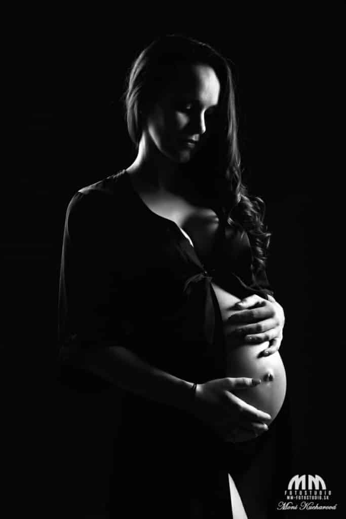 tehotenské akty Tehotenské fotografie tehulky Moni Kucharová fotenie doma umelecké tehotenské akty