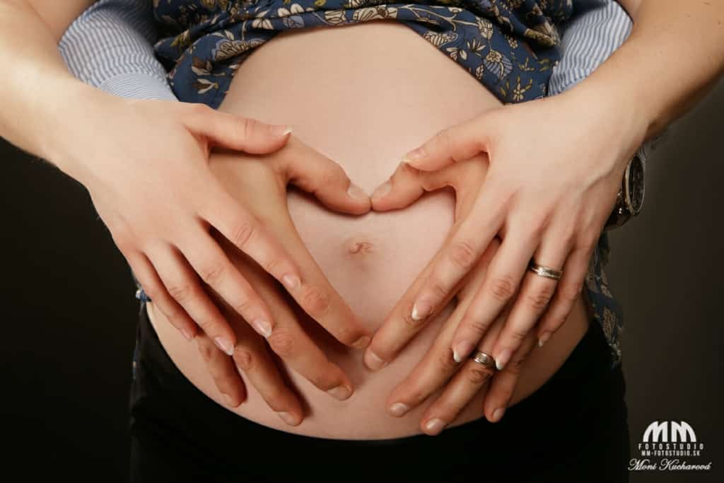 tehotenstvo bruško fotenie tehuliek fotoštúdio Moni Kucharová fotenie bruska fotografka