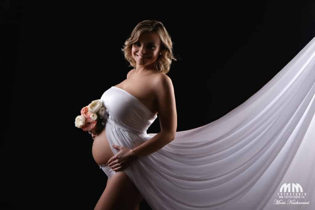 Tehotenské fotografie atelier Moni Kucharová fotografka tehotenské fotenie profesionálny fotograf Bratislava