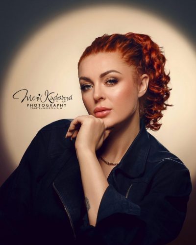 Kreatívna štúdiová fotografia portrétu ženy s dramatickým svietením