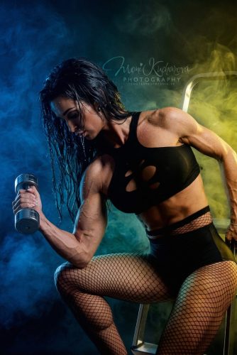 Umelecká fitness fotografia ženy v čiernom úbore s činkou, ateliér Bratislava