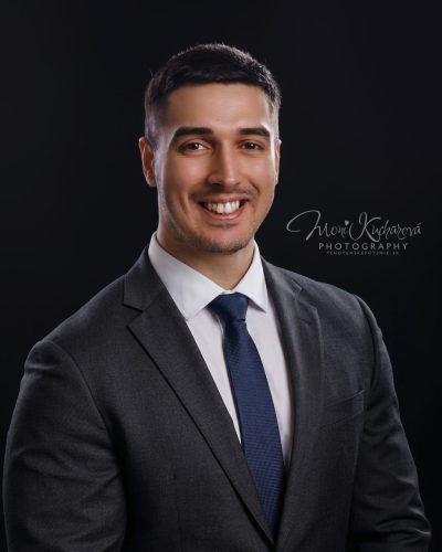 Profesionálna profilová fotka muža v tmavom obleku a kravate