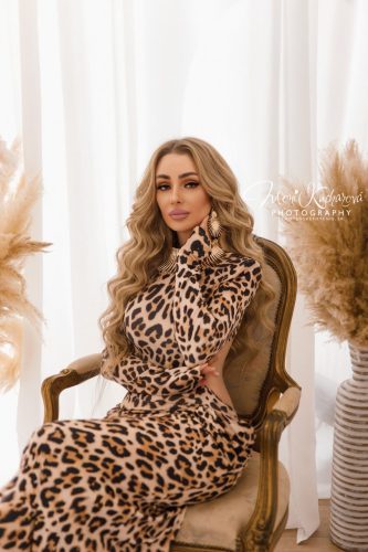 Lifestyle portrét ženy v leopardom outfite v štýlovom kresle, Moni Kucharová