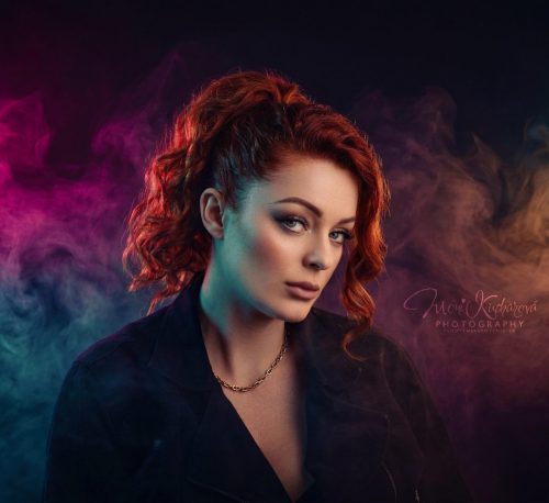 Umelecký Fine Art portrét ženy s červenými vlasmi a farebným dymom