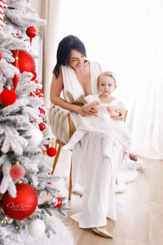 Vianočná atmosféra v červeno-bielom štúdiu v Bratislave