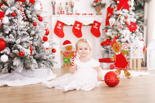 Detailný záber šťastného dieťatka počas vianočného fotenia