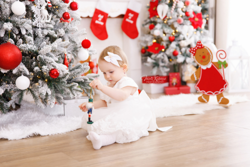 bábätko objavuje vianočné dekorácie počas fotenia