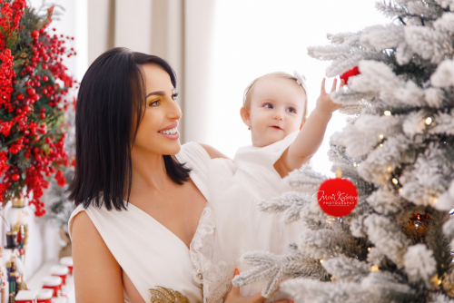 Vianočné fotenie rodiny v červeno-bielej výzdobe v Bratislave 2024